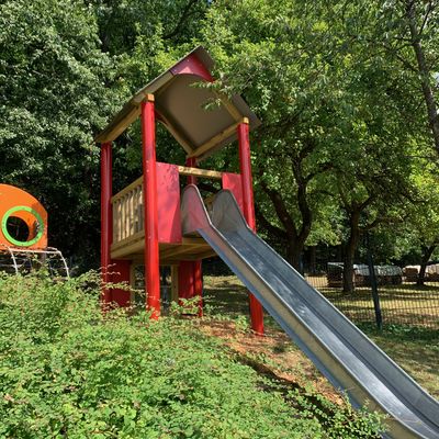 Bild vergr��ern: Rutschenturm in Niederdresselndorf