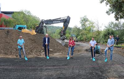 Bild vergr��ern: �Gl�ck des T�chtigen� hei�t es nun beim Spatenstich zur neuen Schulhofgestaltung an der Gemeinschaftlichen Sekundarschule in Burbach. (v. l. Klaus Pohler, Ortsvorsteher Burbach; Christoph Ewers, B�rgermeister Burbach; Mechtild Ermert-Heinz, Schulleiterin GMS; Christian Bernshausen, Bauunternehmen Bernshausen und Max Laufenburg, Planungsb�ro Laufenburg)