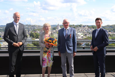 Bild vergr��ern: (v.l.) Christoph Ewers, Ilse Georg, Rudi Georg und Landrat Andreas M�ller bei der Verleihungsfeier im Siegener Kreishaus.