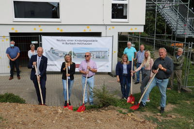Bild vergr��ern: Ein viergruppiger Ausbau in Holzhausen soll entstehen (v. l. Christoph Ewers, B�rgermeister Burbach; Heide Heinicke-Henrich, DRK Kreisverband Siegen-Wittgenstein; Helmut Willwacher, Ortsvorsteher; Tamara Kr�ger, Leitung KIGA Holzhausen; Julia Hackenbracht, KIGA Holzhausen; Hans-Gerhard Bruch, Architekturb�ro Bruch)