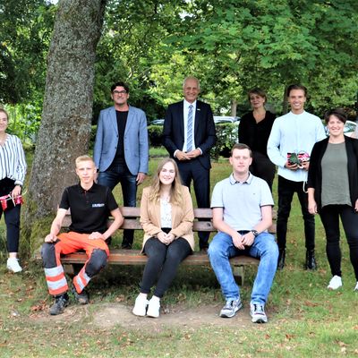 Bild vergr��ern: v.l.n.r. Vivien J�ppche, Robin Utsch, Ausbildungsleiter Rolf Winkel, Sarah Menzel, B�rgermeister Christoph Ewers, Pascal Pl�ckhan, Norina Wa�er, Kevin K�ster, Andrea Usung, Anna-Lena Herrmann, es fehlte Julian Seichter