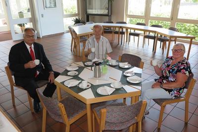 Bild vergr��ern: Michael Reinschmidt von der Sparkasse (l.) mit Vertretern der Burbacher Tafel bei der offiziellen �bergabe