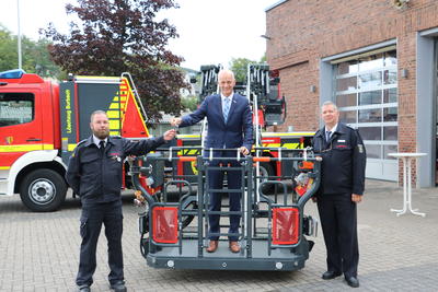 Bild vergr��ern: B�rgermeister Christoph Ewers �bergab offiziell den Schl�ssel an Einheitsf�hrer Tim Weber und freute sich gemeinsam mit dem Leiter der Feuerwehr Markus Schwarze �ber das neue Fahrzeug