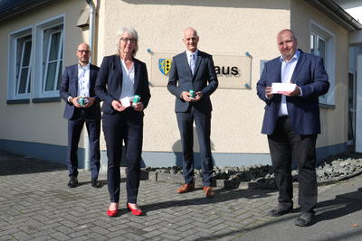 Bild vergr��ern: Torsten Jentsch (li.) von der Audi BKK �bergab 500 neue Exemplare der Notfallkarte an Birgit Meier-Braun, Christoph Ewers und Jochen Becker