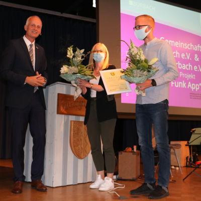 Bild vergr��ern: Katharina Klein und Andr� Kilian nahmen den Hauptpreis des Heimatpreises 2020 f�r die Dorf-Funk-App entgegen
