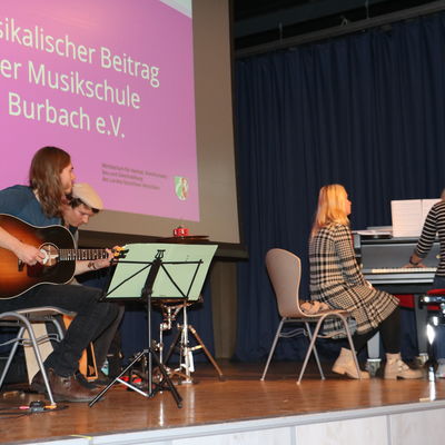 Bild vergr��ern: Der Abend wurde von der Musikschule Burbach musikalisch begleitet
