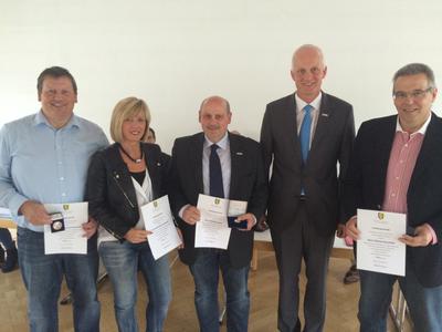 Bild vergr��ern: F�r ihre Mitgliedschaft im Gemeinderat zeichnete jetzt B�rgermeister Christoph Ewers (2. v. r.) langj�hrige Kommunalpolitiker aus: Frank-Michael Naumann, Heide Heinecke-Henrich, Matthias Moos und Thomas Heuschkel (v.l.).