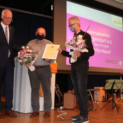 Bild vergr��ern: Alfred Becker und Matthias Moos freuen sich �ber den 2. Platz beim Heimatpreis 2020, der an den Heimatverein W�rgendorf e.V. mit dem Projekt Kuhrts-Haus geht