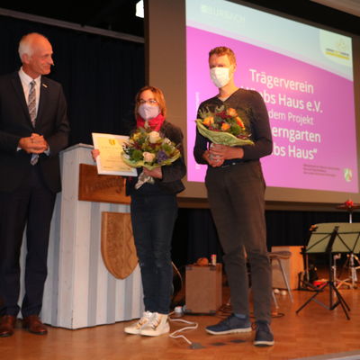 Bild vergr��ern: Den 3. Platz erhielt das Projekt Bauerngarten am H�ebs Haus. F�r den Tr�gerverein H�ebs Haus e.V. kamen das Ehepaar Britta und Frank Hinkers auf die B�hne und nahmen die Urkunde von B�rgermeister Christoph Ewers in Empfang.