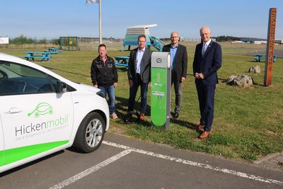 Bild vergr��ern: Walter Br�ck von der Hickenmobilzentrale, innogy Kommunalmanager Achim Loos, Gesch�ftsf�hrer der Siegerland-Flughafen GmbH Henning Schneider  und B�rgermeister Christoph Ewers (v.l.n.r.) betanken vor einem ZukunftsWERTEN Ort - ein Burbacher Projekt zum Thema Nachhaltigkeit - das E-B�rgerauto �Hickenmobil�