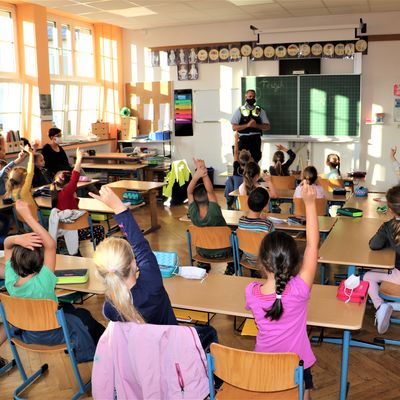 Bild vergr��ern: Oberkommissar Ren� Terzyk erkl�rt den Kindern, wie sie sich auf Ihrem Schulweg richtig verhalten