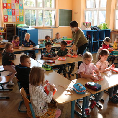 Bild vergr��ern: Andrea Usung vom Burbacher Familienb�ro verteilt die Sicherheitswesten an die Sch�lerinnen und Sch�ler der 1. Klasse