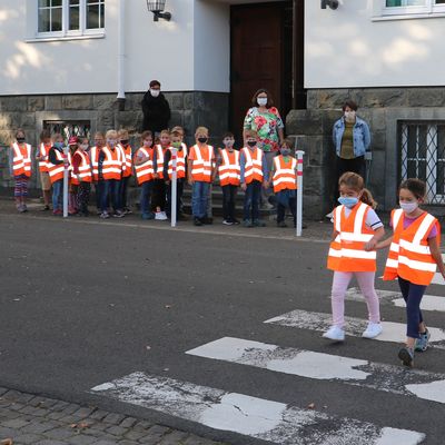 Bild vergr��ern: Die Kinder �ben unter Aufsicht von Oberkommissar Ren� Terzyk, wie sie Sicher einen Zebrastreifen queren