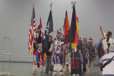 Bild vergr��ern: Traditionell steht der Einzug der Flaggen am Anfang jeden Powwows.