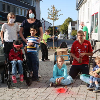 Bild vergr��ern: Mit viel Freude machen die Kinder durch die Gestaltung der farbigen Fu�abdr�cke auf den Gehwegen darauf aufmerksam, welche Wege Sie im Alltag als Fu�g�nger nutzen.