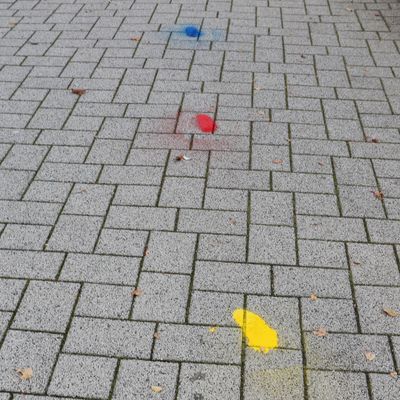 Bild vergr��ern: Farbige Fu�spuren sollen auf die Wege von Kindern und Jugendlichen durch Burbach hinweisen