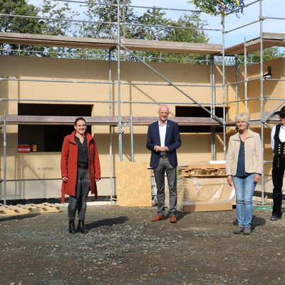 Bild vergr��ern: Nach nur drei Monaten konnte das Richtfest gefeiert werden (v. l. Marcel Labuschewski, CJD, Leitung Kindergarten; Melanie Werthenbach, Architekturb�ro Bruch; Christoph Ewers, B�rgermeister; Beate Schlabach, Gemeinde Burbach Bauamt; Martin Sahm, Zimmermann, Ewald Sahm GmbH)