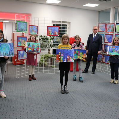 Bild vergr��ern: (v. l.) Dr. Christoph Feld, Luisa Kaqiku, Luna Marie Reeh, Mariia Deniskina, Anne-Marie Milz, Jule Kretzer, Emma Pauline Hess, Markus Keggenhoff