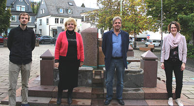 Bild vergr��ern: (v.l.n.r.): Hendrik Kortz (Regionalmanager), Roswitha Still (1. Vorsitzende), G�nter Richter (1. Stv. Vorsitzender) und Stefanie Schmidt (Regionalmanagerin).