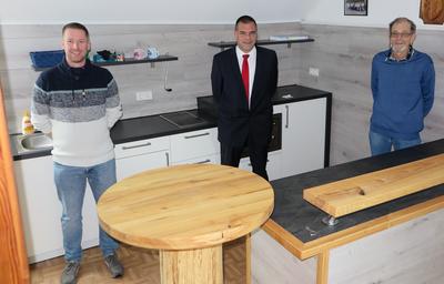 Bild vergr��ern: Markus Eibach von der Sparkasse (M.) mit Vertretern des Heimatvereins