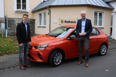 Bild vergr��ern: Marius Klein (links) vom Autohaus Klein und B�rgermeister Christoph Ewers bei der Fahrzeug�bergabe des neuen elektrischen Dienstwagens.