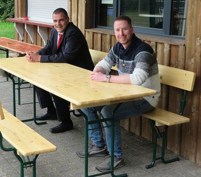 Bild vergr��ern: Markus Eibach von der Sparkasse (l.) mit Sebastian H�ttemann vom FC Wahlbach