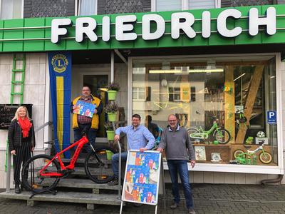 Bild vergr��ern: Von links: Claudia Henrich, Lions Pr�sident Christoph Feld, Steven Lambers und J�rgen Friedrich mit dem Hauptpreis des Adventskalenders.