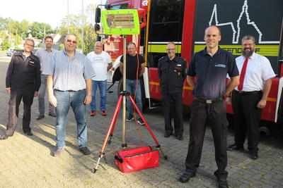 Bild vergr��ern: Michael Seyfarth von der Sparkasse (r.) mit Vertretern  der Feuerwehr bei der offiziellen �bergabe