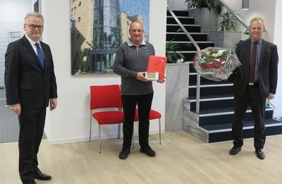 Bild vergr��ern: Markus Keggenhoff, Vorstandsvorsitzender der Sparkasse (l.) und Firmenkundenberater Stefan L�hl (r.) mit dem gl�cklichen Gewinner