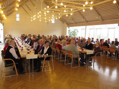 Bild vergr��ern: Unter dem Motto �Schule heute erleben� findet am 23.10.2015 das achte Seniorenfr�hst�ck in der Mensa des Schulzentrums in Burbach statt.