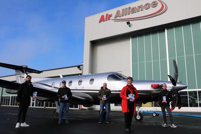 Bild vergr��ern: Ab Mai starten die Erlebnisf�hrungen �ber den Siegerland-Flughafen. Die Organisatoren freuen sich auf interessierte G�ste. (V. l. n. r.) Cengiz Adig�zel (Toscana-St�bchen), Henning H�rtel (Kayfly), Henning Schneider (Siegerland-Flughafen GmbH), Cornelia Oerter (Gemeinde Burbach), Frederic Menke (Air Alliance)