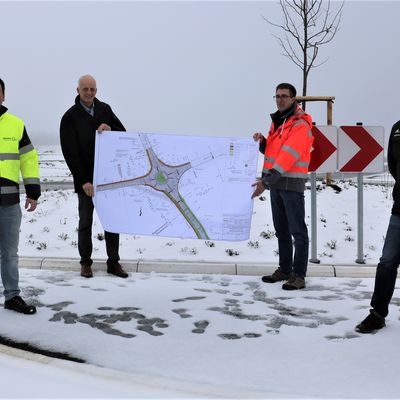 Bild vergr��ern: Alexander Bocksch, Bauleiter des Ing.-B�ros Gewatec aus Neunkirchen, B�rgermeister Christoph Ewers, Timo F�rster, zust�ndig f�r Stra�enbau und -unterhaltung bei der Gemeinde Burbach und Bauleiter Klaus Reddig der Bauausf�hrenden Firma G. Koch aus Westerburg (v.l.n.r.)