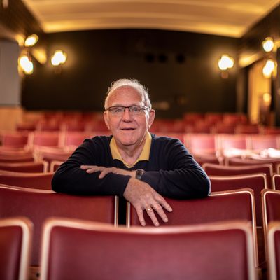Bild vergr��ern: Theo Petera im Saal des Heimhof-Theaters (Bildrechte: Touristikverband Siegerland-Wittgenstein e. V.)