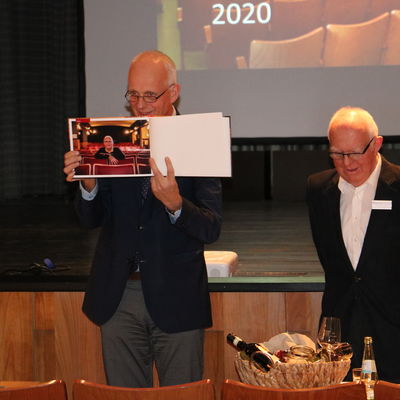 Bild vergr��ern: Petera erh�lt ein Buch mit zahlreichen Erinnerungen an seine T�tigkeit als 1. Vorsitzender des F�rderverein Heimhof-Theater e.V.