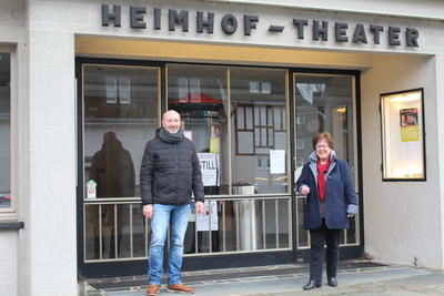 Bild vergr��ern: Andreas Richter und Christa Spies spenden ihre Gage  und stocken sogar noch auf 1000 Euro auf! Die Spende geht an die K�nstler, die im Rahmen des Virtuellen Hut-Streamings im Heimhof-Theater aufgetreten sind