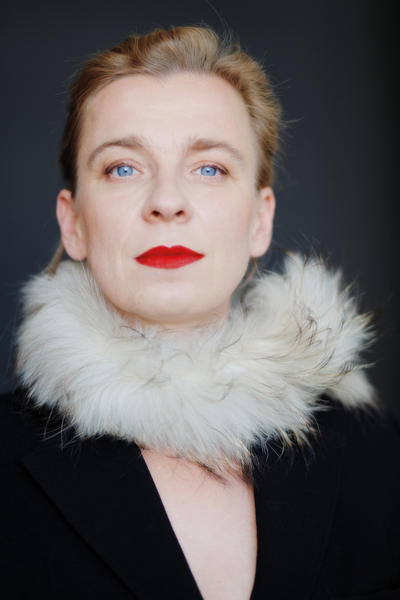 Bild vergr��ern: Mit ihrem Programm �M�nner brauchen Grenzen� ist Tina Teubner am 24.10.2015 im Heimhof-Theater in W�rgendorf.