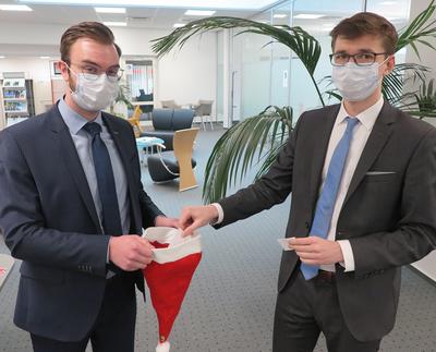 Bild vergr��ern: Alexander Walder und Lukas Germann, Auszubildende der Sparkasse, bei der Verlosung