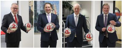 Bild vergr��ern: Der Vorstand der Sparkasse, Markus Keggenhoff und Frank Podehl (au�en) mit den B�rgermeistern der Verbandgemeinden, Dr. Bernhard Baumann und Christoph Ewers bei der symbolischen �bergabe der Zustiftung