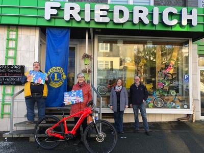 Bild vergr��ern: Von links: Lions-Pr�sident Christoph Feld, die gl�ckliche Gewinnerin Rosika Metz, Verena Lambers und J�rgen Friedrich