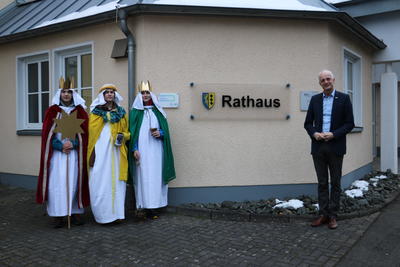 Bild vergr��ern: Die Sternsinger schauten nur schnell vor dem Rathaus vorbei um B�rgermeister Christoph Ewers den Segen zu bringen. Die drei Sternsinger sind aus einem Haushalt.