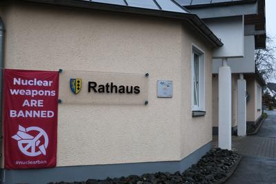 Bild vergr��ern: Auch Burbach zeigt Flagge f�r das Verbot von Atomwaffen