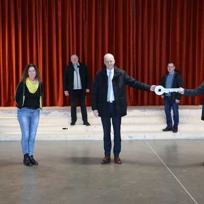 Bild vergr��ern: v.l.n.r. Fachbereichsleiter Jochen Becker, Schulleiterin Mechthild Ermert-Heinz, Fachbereichsleiter Thomas Leyener, B�rgermeister Christoph Ewers, Rathausmitarbeiter J�rg Ahnert und Architekt Matthias Klein
