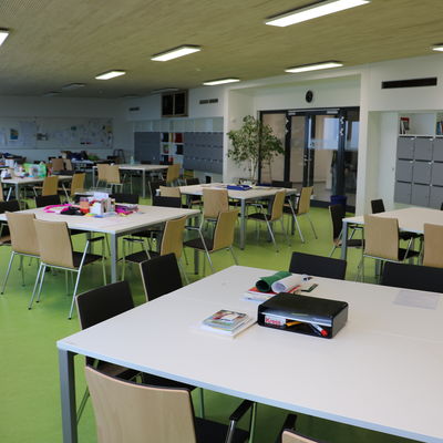 Bild vergr��ern: Auch das Lehrerzimmer im neuen Verwaltungstrakt bietet viel Platz