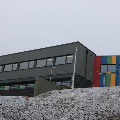 Bild vergr��ern: Neues Forum mit Verwaltungstrakt am Schulstandort in Burbach