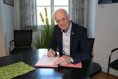 Bild vergr��ern: B�rgermeister Christoph Ewers bei der Unterzeichnung der Rahmenvereinbarung zur Mitgliedschaft im Zukunftsnetz Mobilit�t NRW