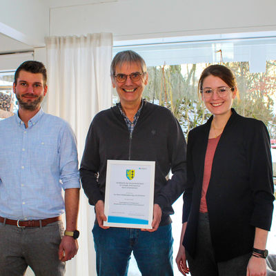 Bild vergr��ern: Preistr�ger des Sonderpreises f�r Umwelt- & Klimaschutz durch Unternehmen
von li.: Henning Heinz, Hartwig Heinz, Annika Heinz