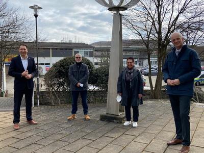 Bild vergr��ern: Neunkirchens B�rgermeister Dr. Bernhard Baumann (links) und Burbachs B�rgermeister Christoph Ewers (rechts) freuen sich �ber die gro�z�gige Spende der   Caritas-Konferenz Neunkirchen-Burbach, der Kassierer Peter Wilms und die langj�hrige Vorsitzende Marlies Schindler (Mitte) f�r Tablets an den �rtlichen Schulen gespendet haben