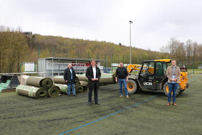 Bild vergr��ern: In Burbach haben die R�ckbauarbeiten f�r den neuen Kunstrasenplatz bereits begonnen.