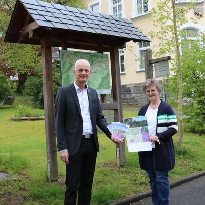 Bild vergr��ern: 9 gef�hrte Wandertouren hat die Tourist-Information der Gemeinde Burbach in einem neuen informativen Wanderflyer zusammengestellt.