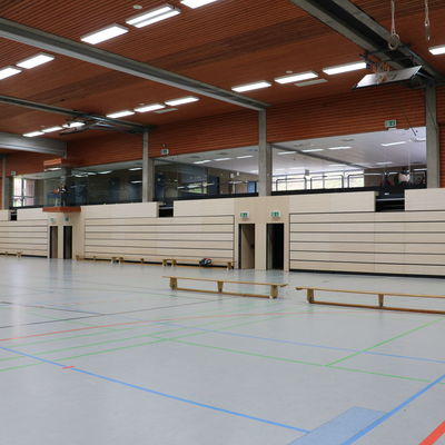 Bild vergr��ern: Die neue Teleskoptrib�ne hat als �u�ere Verblendung Multiplexplatten aus Birke erhalten.